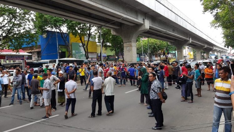Merasa Dirugikan Persatuan Pemakai Ruko Blokir Jalan Sudirman Palembang