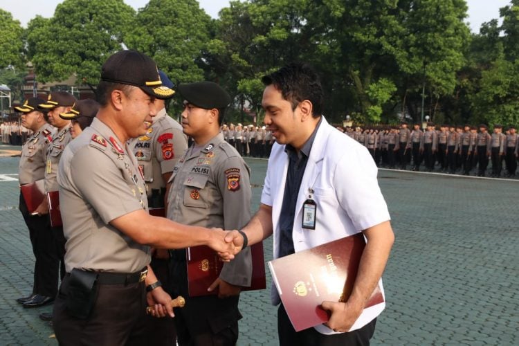 Kapolda Jabar Beri Penghargaan Pada Personel Dan Masyarakat Berprestasi