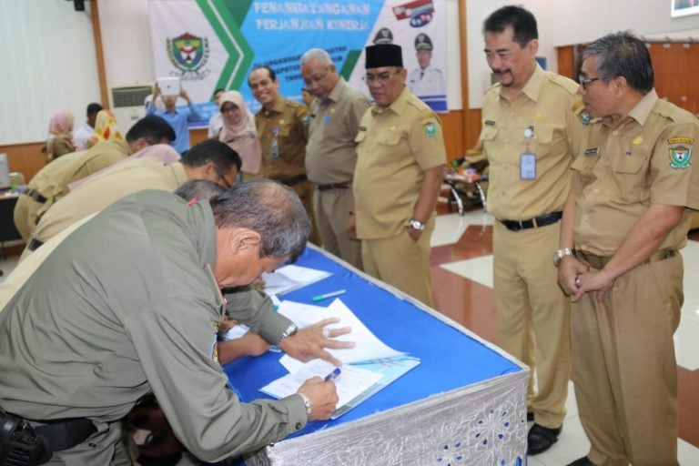 Bupati Muara Enim Ir H Ahmad Yani MM , kepala perangkat daerah , penandatanganan perjanjian kinerja