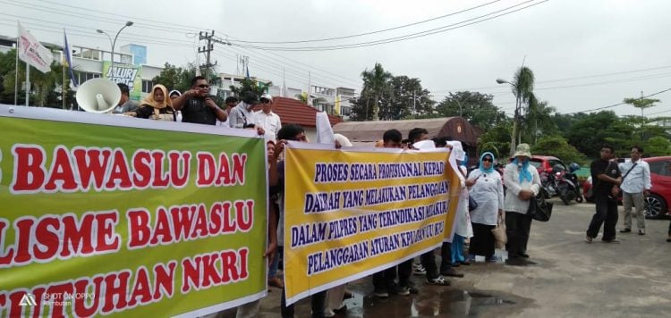 Demo Desak Bawaslu Sumsel Beri Sanksi Pejabat Daerah Melakukan Pelanggaran Kampanye