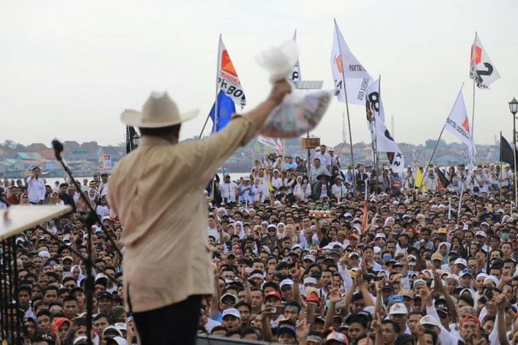 Diguyur Hujan, Ribuan Massa Antusias Hadiri Kampanye Capres 02 Prabowo