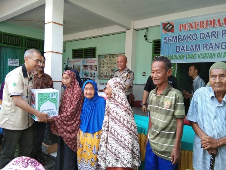 Warga Mendapat Sembako Jelang Lebaran