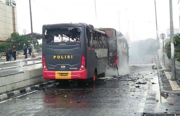 Bentrokan di Kawasan Slipi , Dua mobil Kepolisian Dibakar Massa