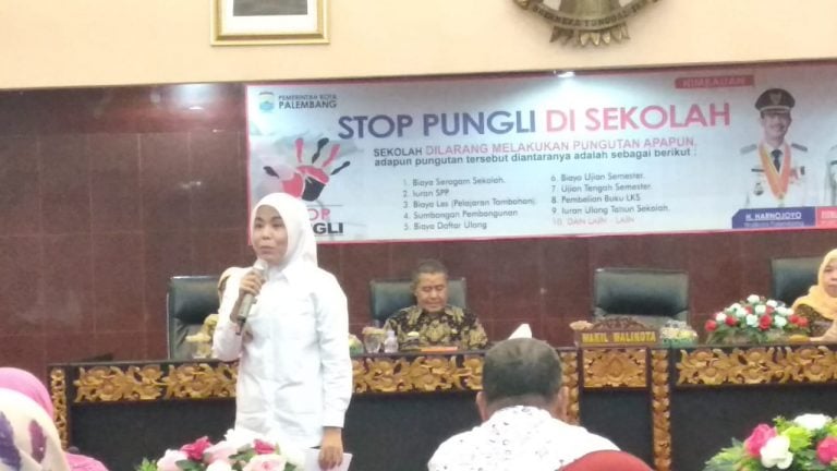 Seragam sekolah , Wakil Walikota Palembang Fitrianti Agustinda