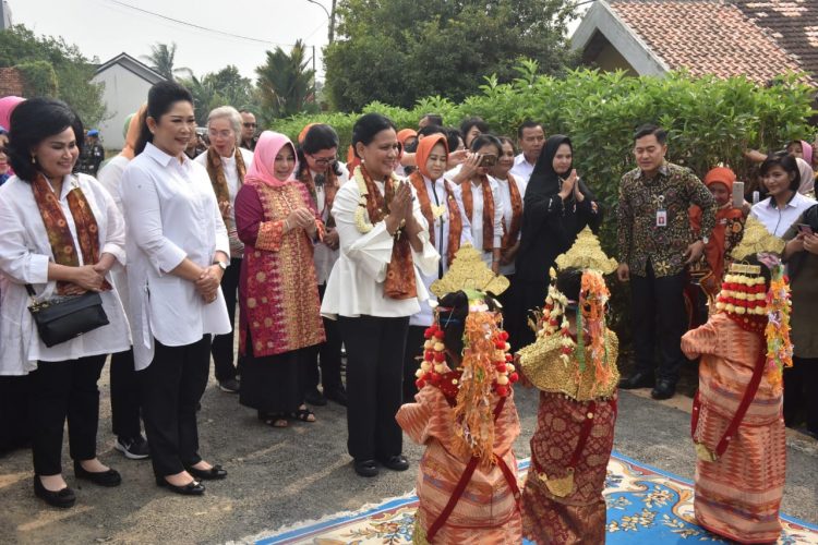 Feby Deru Dampingi Iriana Jokowi Sosialisasi Bahaya Narkoba dan Tes IVA Hingga Temui Pengrajin Songket