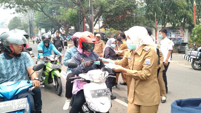 Infeksi saluran pernapasan (ISPA) , kabut asap , Karhutla , Masker , Wakil Walikota Palembang Fitrianti Agustinda