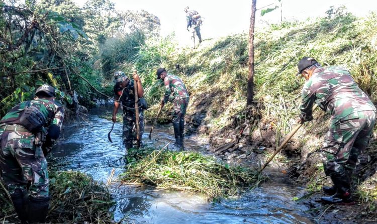 Satgas Sektor 7 Lakukan Pembersihan Anak Sungai