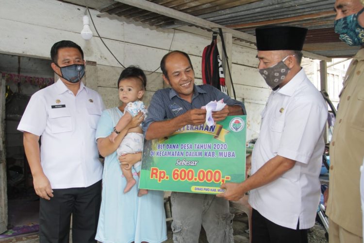 Nenek Zumiah Berusia 100 Tahun Warga Talang Piase Mendapatkan BLT Dana Desa