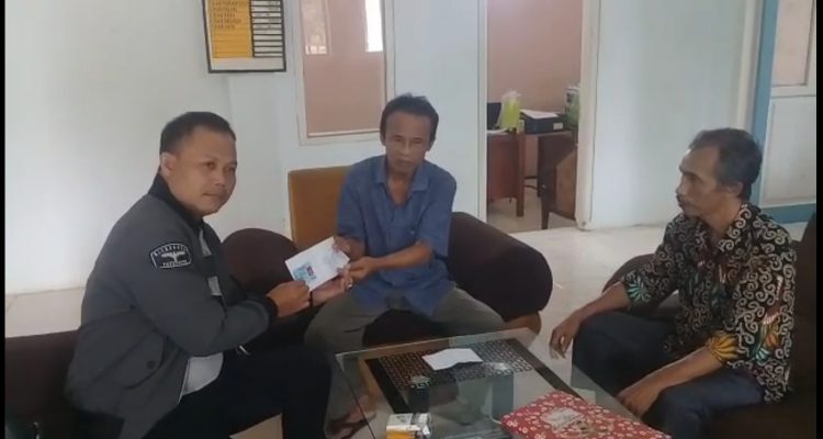 Merasa Terketuk hatinya, warga penerima BLT Serahkan Uangnya Kepada Tetangga