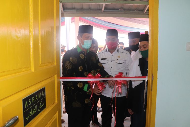 Ketua DPRD Banyuasin Bantu 100 Sak Semen Pondok Pesantren An-Nur