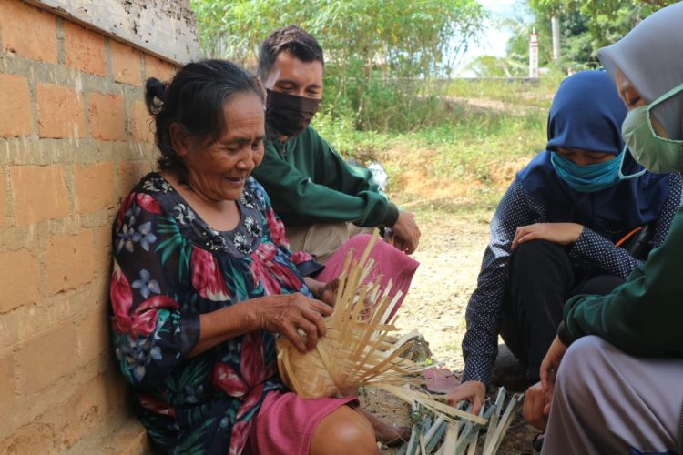 Emak-emak di Babat Supat Buat Wadah Anyaman untuk Daging Qurban