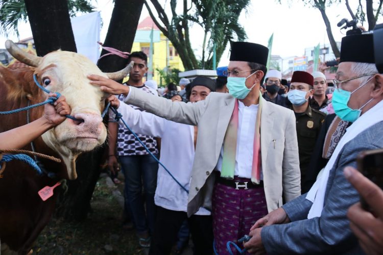 Shalat Idul Adha di Masjid Agung, Harnojoyo serahkan Sapi Limosin