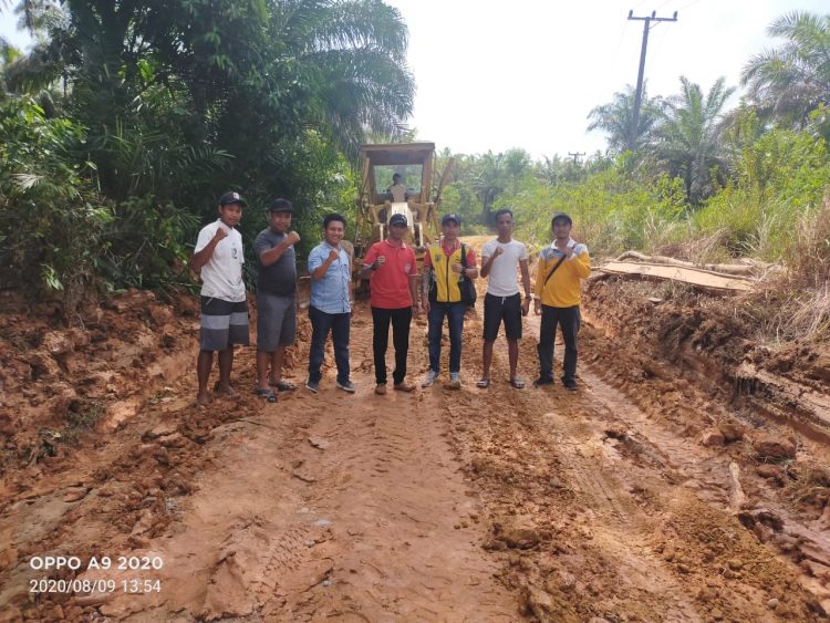 PUPR MUBA AMBIL KEBIJAKAN  LAKUKAN PERBAIKAN JALAN POROS DESA SUKAMAJU