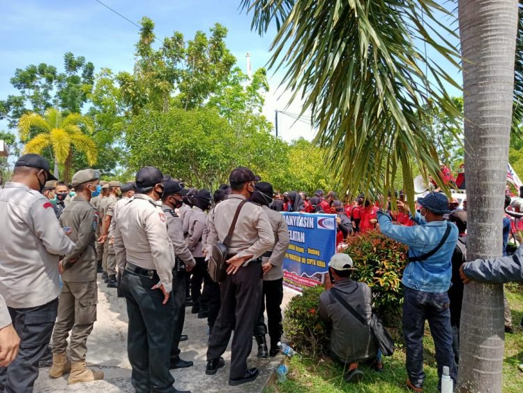 BURUH LAKUKAN AKSI DAMAI DI DEPAN GEDUNG DPRD BANYUASIN MENYAMPAIKAN INFIRASI.UU CIPTA KERJA