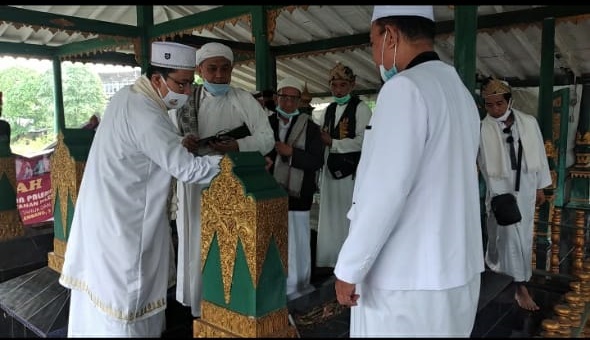 SMB IV Pimpin Ziarah Makam Sultan-Sultan Palembang Darussalam