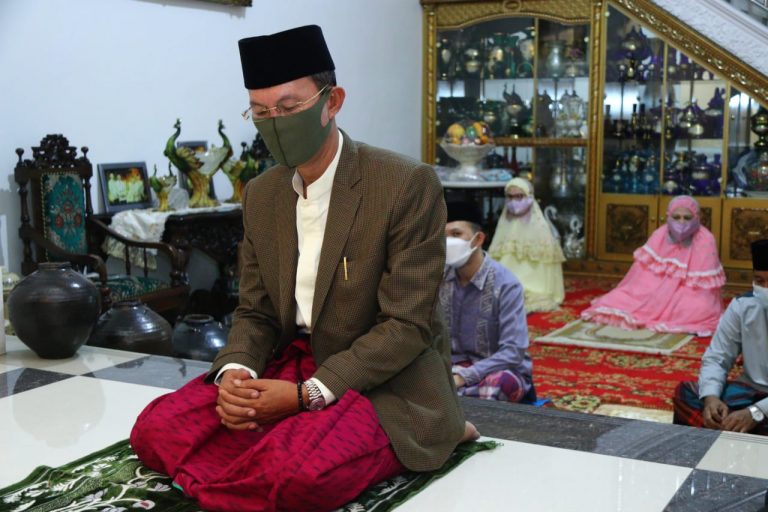 Harnojoyo jadi imam Shalat Ied. , Suasana Idul Fitri 1442 Hijriah bersama keluarga