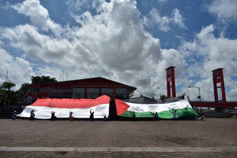 MRI ACT Palembang Kibarkan Bendera Palestina Raksasa di BKB , Tunjukkan Solidaritas