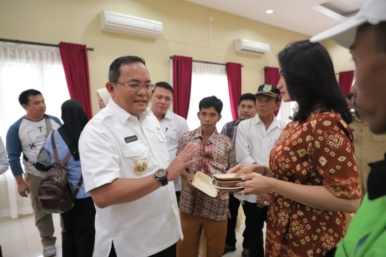 Dodi Reza Minta Daging Kurban Dibungkus Pelepah Pinang Juga Daun Pisang