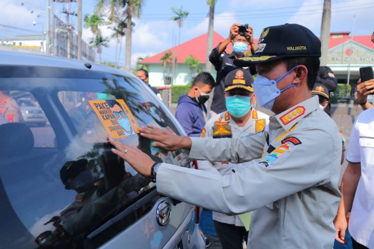 Harnojoyo edukasi langsung penguna jalan di Simpang Charitas , Pasang stiker