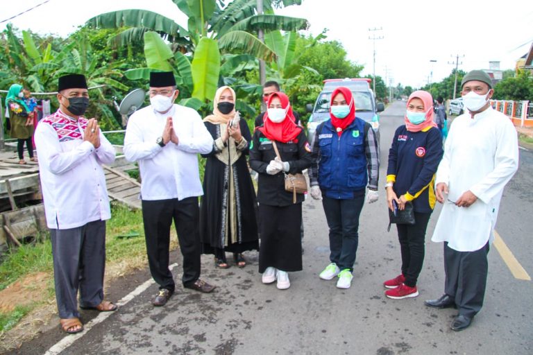 Bupati Dodi Reza Bagikan Daging Kurban , Datangi Rumah Pasien Isoman dan Kaum Dhuafa