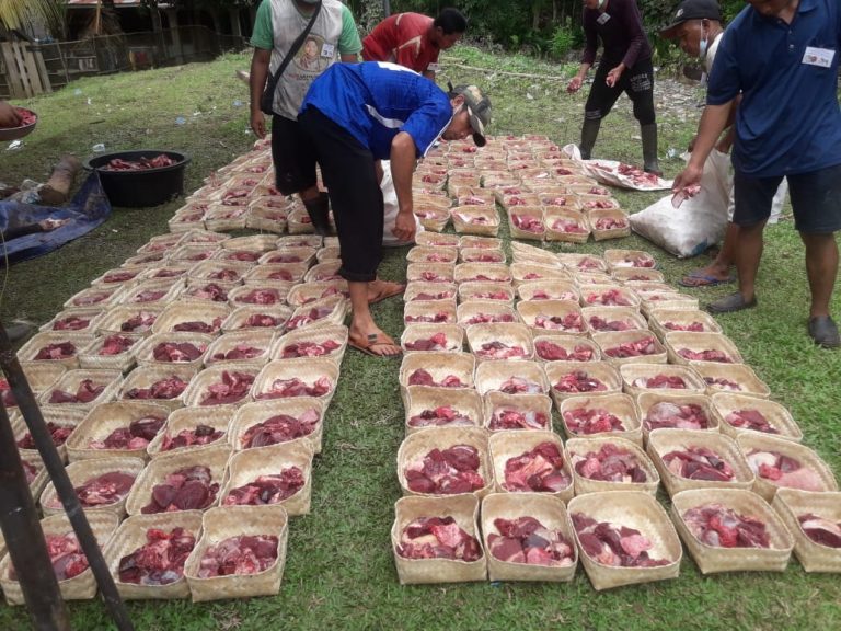 panitia bagikan daging kurban door to door dengan Besek Bambu , Tak biasa