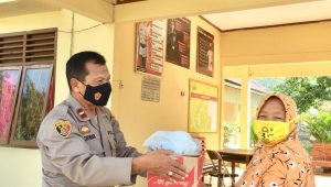 Polsek Plakat Tinggi Bagikan Bansos Laksanakan Instruksi Kapolri