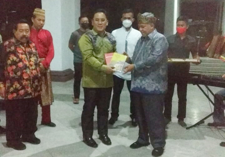 (30/10) malam. Acara juga dihadiri KRT Dato RDO Sri Pg Dr.H.Ramli Sutanegara , Dato’ Pangeran Nato Rasyid Tohir , H. Sukirman , R.M.Rasyid Tohir , Wakil Ketua II DPRD Bangka Barat