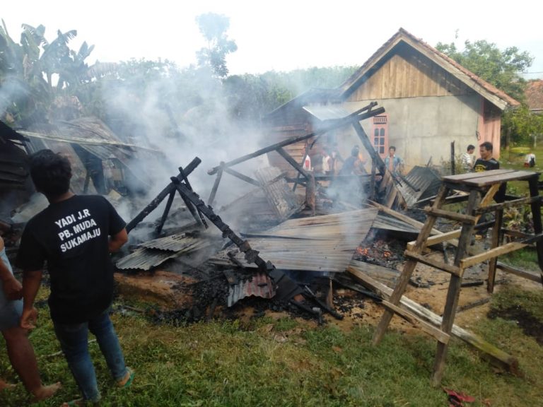 23/11/2021. Warga berbondong-bodong kerumah korban guna memadamkan api , Desa Desa Suka Maju Kecamatan Plakat Tinggi.Satu Ruma milik warga ludes terbakar , DESA SUKA MAJU KEC , di duga api berasal dari konslet listrik di dalam rumah , Muba di Dusun 3 , PLAKAT TINGGI Kabarkata.com , SATU RUMAH WARGA LUDES TERBAKAR , Seisi barang milik korban ludes terbakar seperti kulkas uang sTnk motor , tapi sayang tidak sampai di situ si jago merah cukup besar menghabisi rumah korban