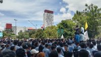 Aksi Mahasiswa di DPRD Sumsel Dihadang Kawat Berduri