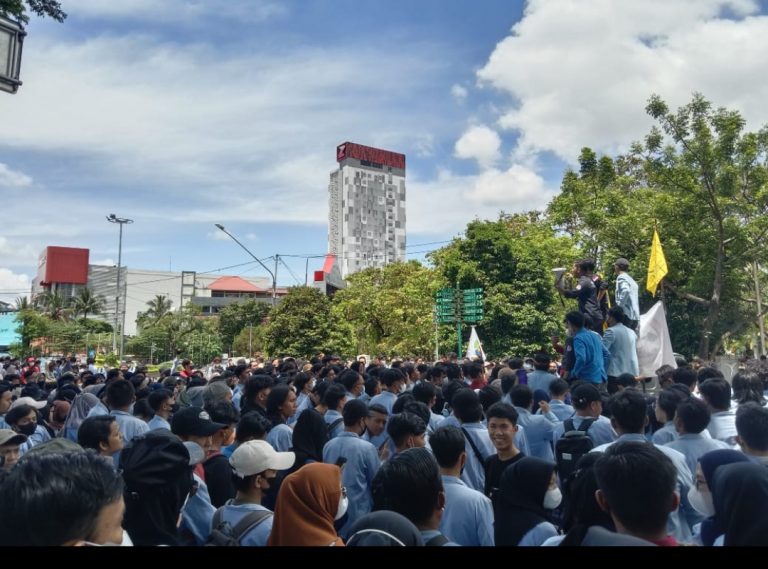 Aksi Mahasiswa di DPRD Sumsel Dihadang Kawat Berduri