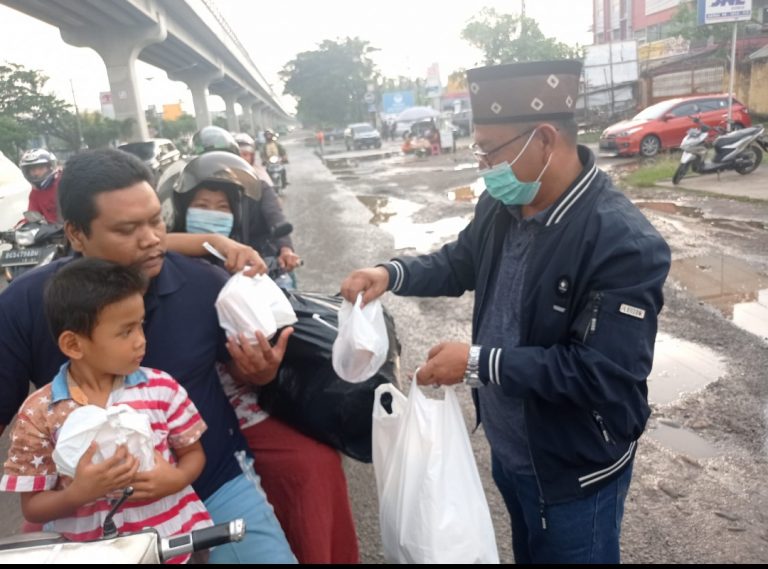 DPW Garpu Sumsel Bagikan Takjil 600 Paket Ke Pengguna Jalan