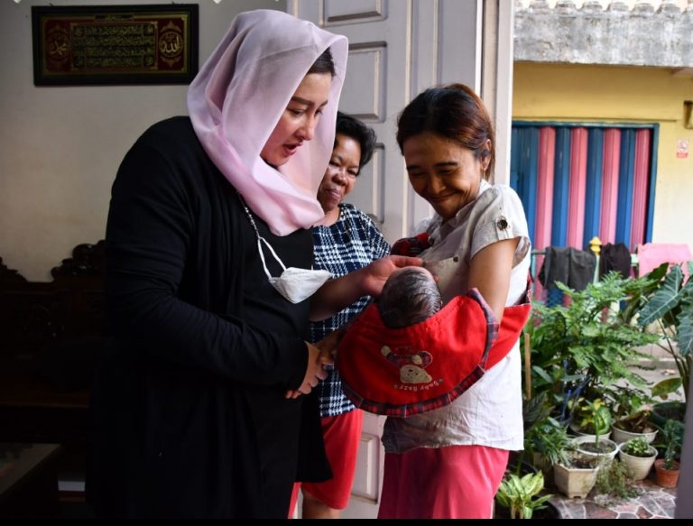 Ayu Giri Kembali Bagikan Beras Untuk Warga