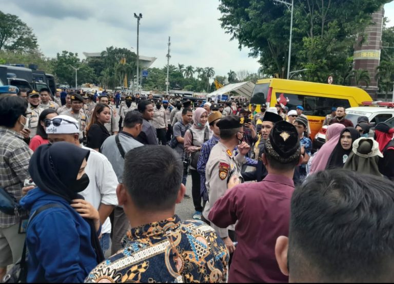 Aksi Akbar Rakyat Sumsel Membubarkan Diri dari Kawasan Bundaran Air Mancur Masjid Agung , Melanggar Undang-Undang