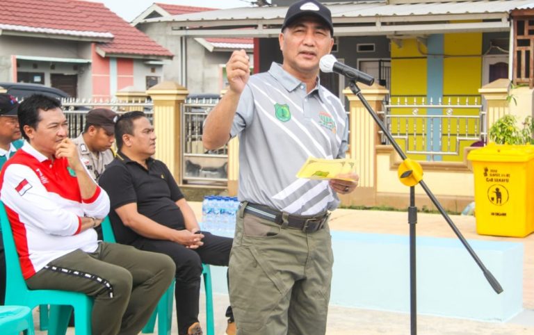 Gotong-royong Bersihkan Lingkungan , WCD Pemkab Muba Bareng Masyarakat