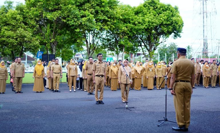 Pj Sekda Musni Wijaya Beri Semangat Pegawai Saat Apel Bersama