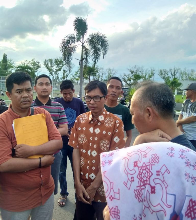 Minggu Sore , Puluhan Perwakilan Honorer Datangi Rumdin Bupati