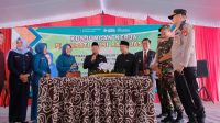 Tokoh Adat dan Warga Sungai Keruh Beri Tumpeng untuk Pj Bupati Apriyadi