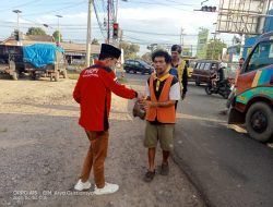 DPC-PWDPI MUBA Geruduk pengendara di Lampu Merah, Ternyata ini dia yang di lakukan nya???