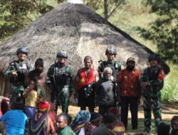 Satgas Mobile Raider 300 Siliwangi Hadiri Acara Bakar Batu di Sarang OPM