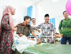 Pj Bupati Apriyadi Boyong Batman dan Spiderman Hibur Pasien Bibir Sumbing Gratis