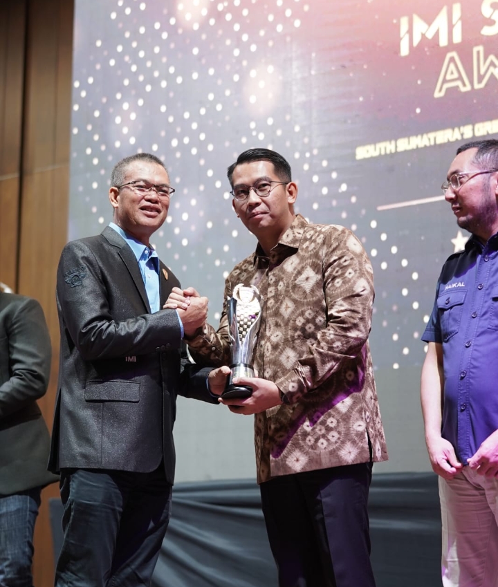 IMI Awards , Pj Bupati Apriyadi Dinobatkan Jadi Tokoh Otomotif Sumsel