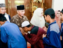 Bareng Istri, Pj Bupati Apriyadi Beri Sembako dan THR untuk Santri Santriwati Ponpes Al Fath