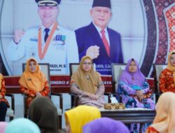 Senyum Ibu-ibu Pengajian Terima Bingkisan dari DWP Muba Jelang Lebaran