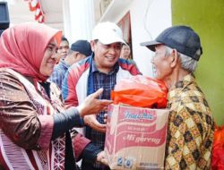 Damang Wahyuni Mendampingi Bupati Banyuasin Salurkan Bantuan Kepada Warga Terdampak Banjir