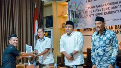 Penyerahan Laporan Reses